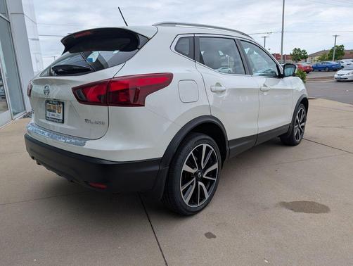 Pearl White 2017 Nissan Rogue Sport SL