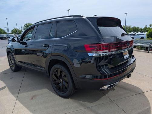 Deep Black Pearl 2026 Volkswagen Atlas 2.0T SE w/Technology 4MOTION