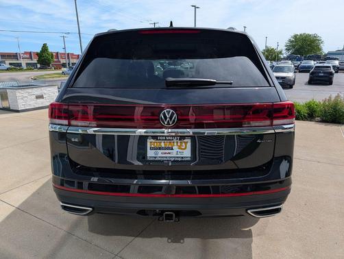 Deep Black Pearl 2026 Volkswagen Atlas 2.0T SE w/Technology 4MOTION