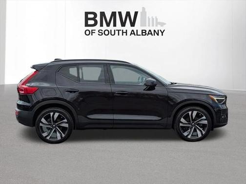 2023 Volvo XC40 B5 Plus Dark Theme