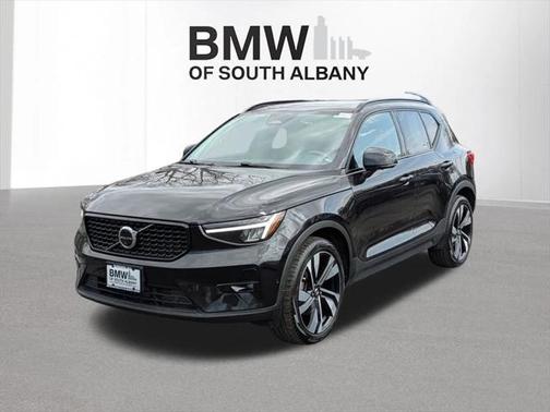 2023 Volvo XC40 B5 Plus Dark Theme