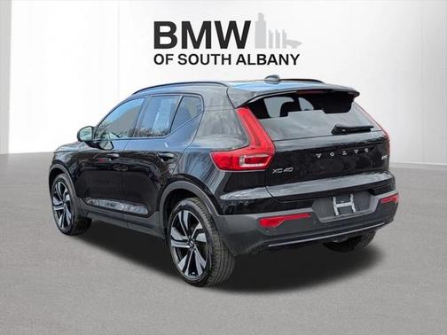 2023 Volvo XC40 B5 Plus Dark Theme