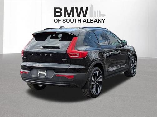 2023 Volvo XC40 B5 Plus Dark Theme