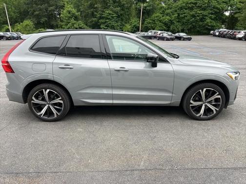 2024 Volvo XC60 B5 Ultimate Dark Theme