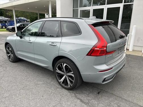 2024 Volvo XC60 B5 Ultimate Dark Theme