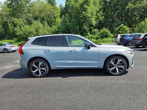 2024 Volvo XC60 B5 Ultimate Dark Theme