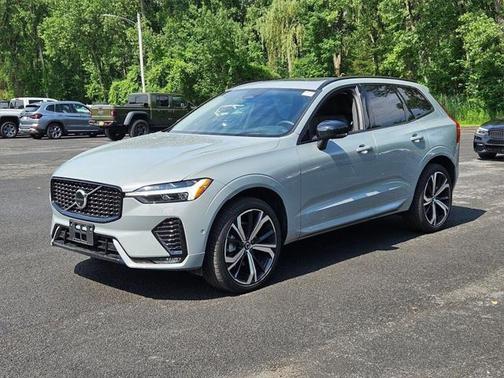 2024 Volvo XC60 B5 Ultimate Dark Theme