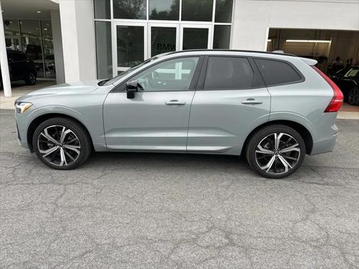 2024 Volvo XC60 B5 Ultimate Dark Theme