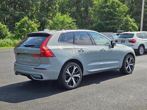 2024 Volvo XC60 B5 Ultimate Dark Theme