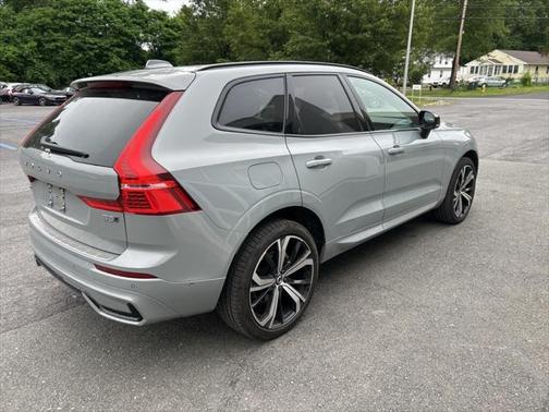 2024 Volvo XC60 B5 Ultimate Dark Theme