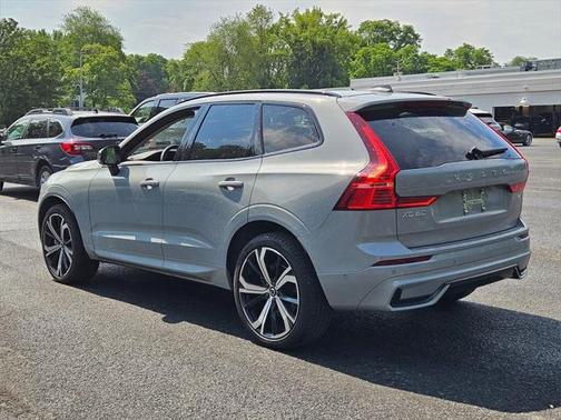 2024 Volvo XC60 B5 Ultimate Dark Theme