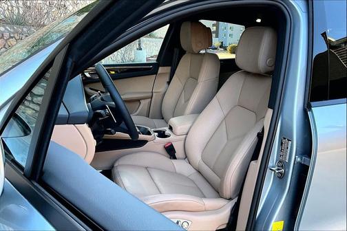 Dolomite Silver Metallic 2026 Porsche Macan Macan