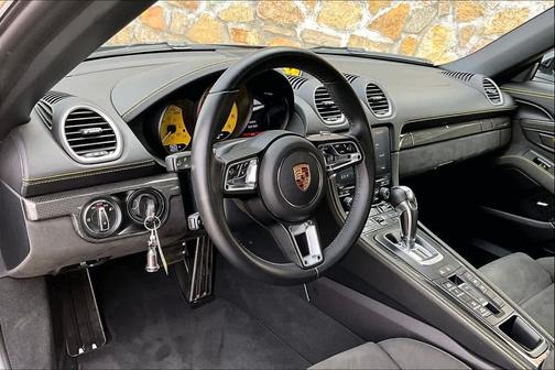 2022 Porsche 718 Spyder Roadster