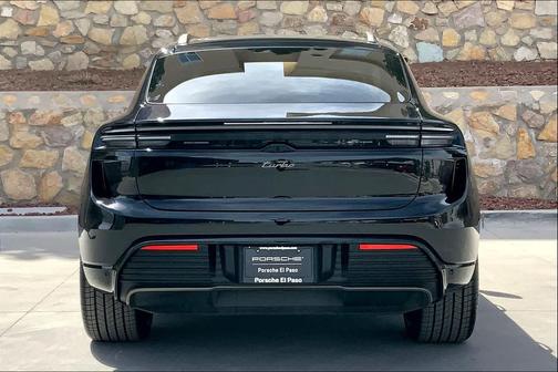 2025 Porsche Macan Turbo