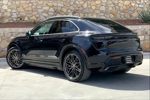2025 Porsche Macan Turbo