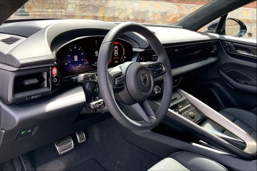 2025 Porsche Macan Turbo