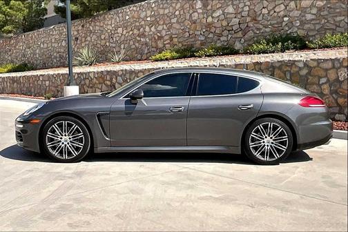 2016 Porsche Panamera 4