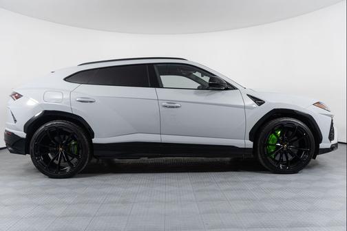 2022 Lamborghini Urus Base