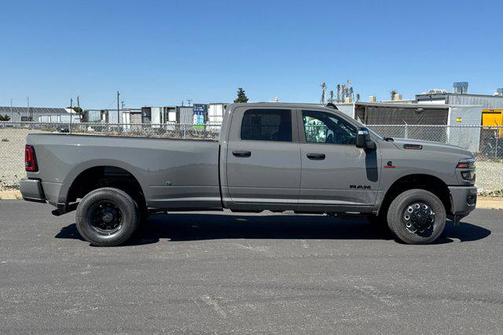 Ceramic Gray Clearcoat 2026 RAM 3500 Big Horn Crew Cab 4x4 8' Box