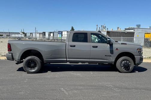 Ceramic Gray Clearcoat 2026 RAM 3500 Big Horn Crew Cab 4x4 8' Box