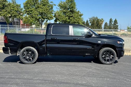 Diamond Black Crystal Pearlcoat 2026 RAM 1500 Laramie