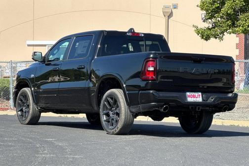 Diamond Black Crystal Pearlcoat 2026 RAM 1500 Laramie