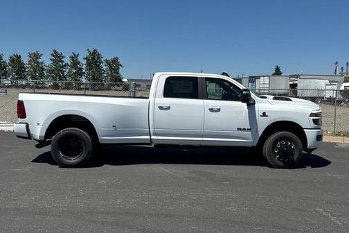 Bright White Clearcoat 2026 RAM 3500 Laramie Crew Cab 4x4 8' Box