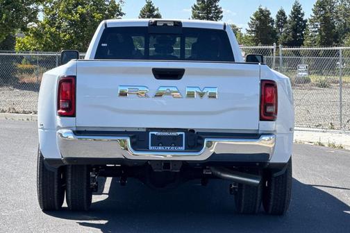 Bright White Clearcoat 2026 RAM 3500 Tradesman Crew Cab 4x2 8' Box