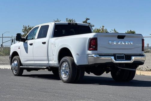 Bright White Clearcoat 2026 RAM 3500 Tradesman Crew Cab 4x2 8' Box