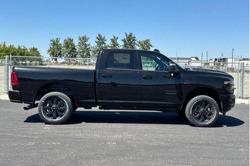 Diamond Black Crystal Pearlcoat 2026 RAM 2500 Laramie Crew Cab 4x4 6'4' Box