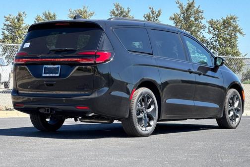 Diamond Black Crystal Pearlcoat 2027 Chrysler Pacifica Limited