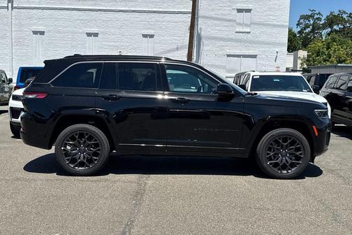 diamond black crystal pearlcoat 2026 Jeep Grand Cherokee Summit