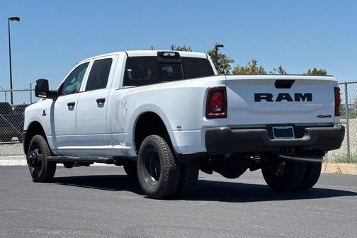 Bright White Clearcoat 2026 RAM 3500 Tradesman Crew Cab 4x4 8' Box