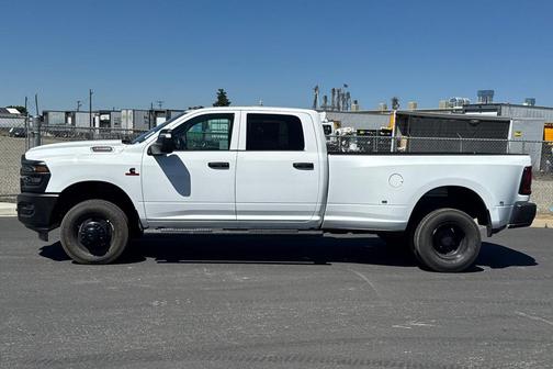 Bright White Clearcoat 2026 RAM 3500 Tradesman Crew Cab 4x4 8' Box