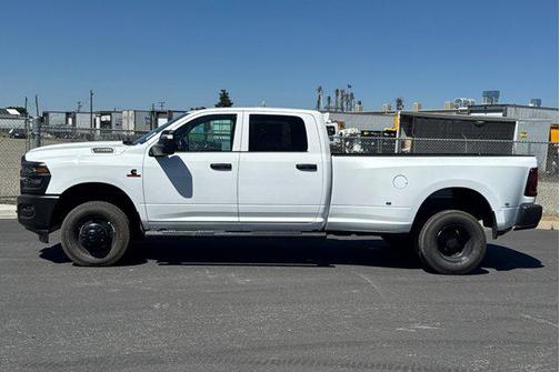 Bright White Clearcoat 2026 RAM 3500 Tradesman Crew Cab 4x4 8' Box