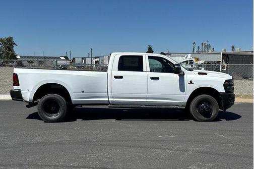Bright White Clearcoat 2026 RAM 3500 Tradesman Crew Cab 4x4 8' Box