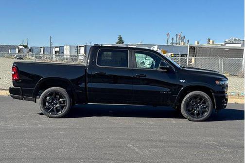 Diamond Black Crystal Pearlcoat 2026 RAM 1500 Laramie