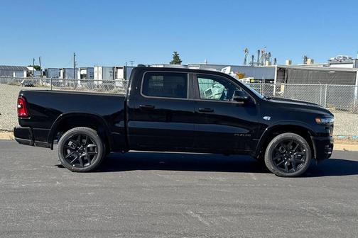 Diamond Black Crystal Pearlcoat 2026 RAM 1500 Laramie