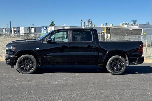 Diamond Black Crystal Pearlcoat 2026 RAM 1500 Laramie