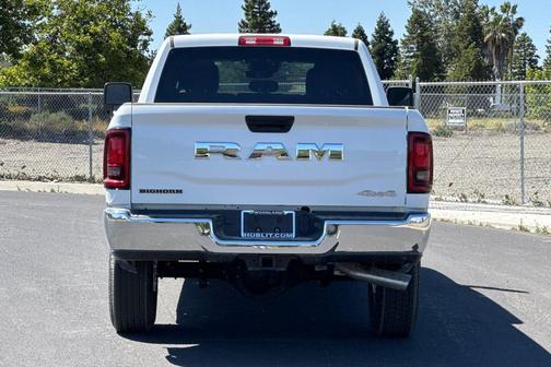 Bright White Clearcoat 2026 RAM 3500 Big Horn Crew Cab 4x4 6'4' Box