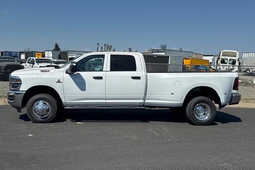 Bright White Clearcoat 2026 RAM 3500 Tradesman Crew Cab 4x4 8' Box