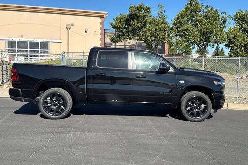 Diamond Black Crystal Pearlcoat 2026 RAM 1500 Laramie