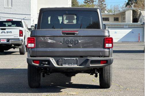 Granite Crystal Metallic Clearcoat 2026 Jeep Gladiator Sport S