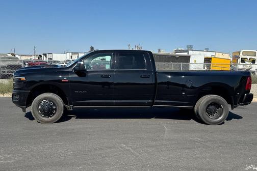 Diamond Black Crystal Pearlcoat 2027 RAM 3500 Laramie