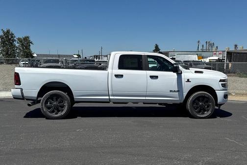 Bright White Clearcoat 2026 RAM 3500 Big Horn Crew Cab 4x4 8' Box
