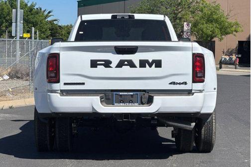 Bright White Clearcoat 2026 RAM 3500 Big Horn Crew Cab 4x4 8' Box