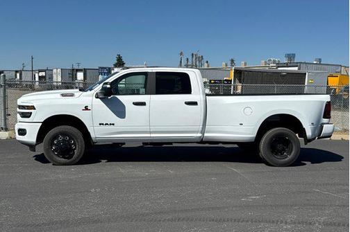 Bright White Clearcoat 2026 RAM 3500 Big Horn Crew Cab 4x4 8' Box
