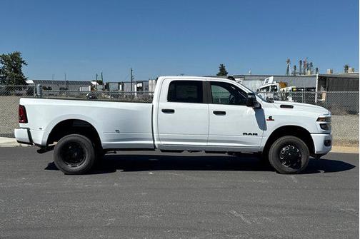 Bright White Clearcoat 2026 RAM 3500 Big Horn Crew Cab 4x4 8' Box