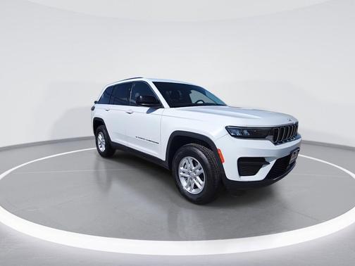 Bright White Clearcoat 2023 Jeep Grand Cherokee Laredo