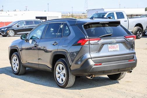 Photo 4 of 25 of 2020 Toyota RAV4 LE